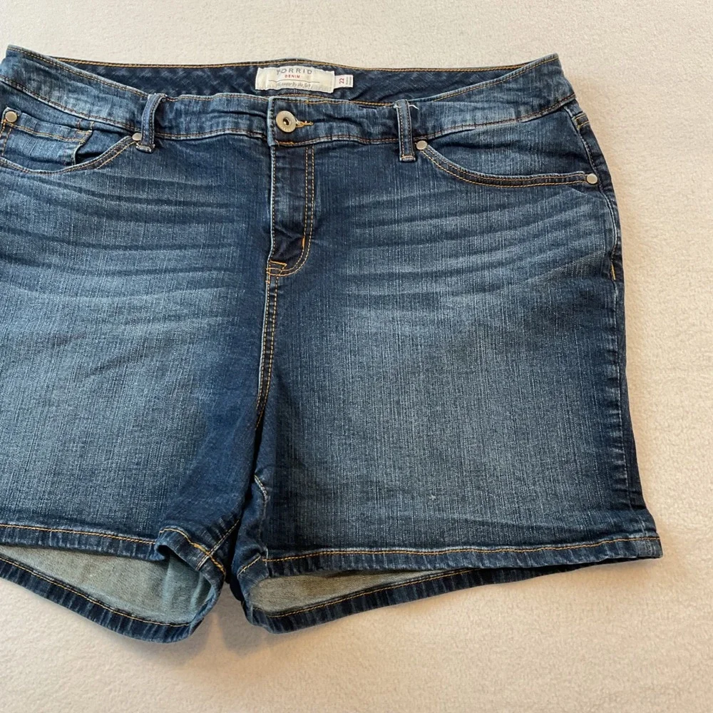 Torrid Denim Womens Plus Size 22 Dark Wash Blue Stretch Mid Rise Jean Shorts